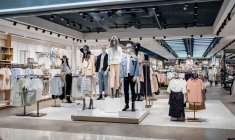 (Crédits photo : Adobe Stock - enseigne et magasin d'habillement en France)