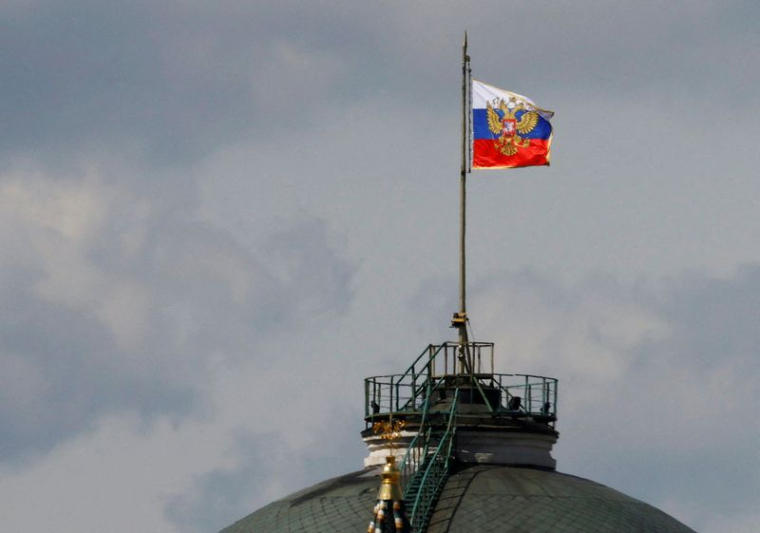 Le drapeau russe flotte sur le dôme du bâtiment du Sénat du Kremlin à Moscou