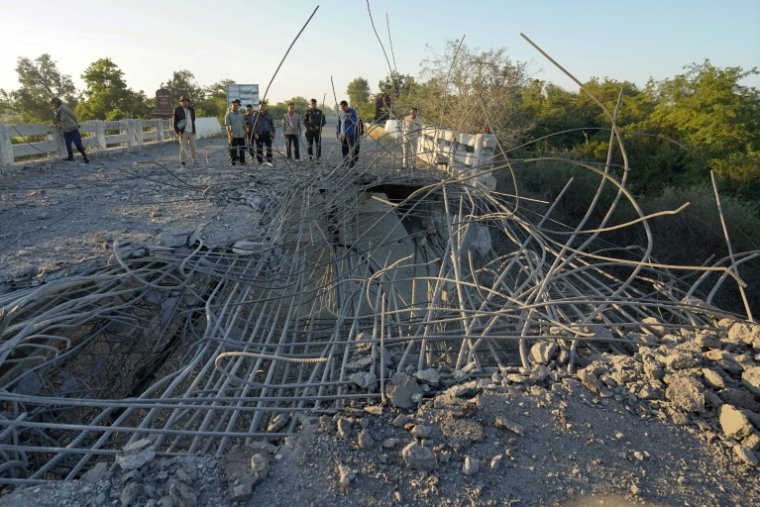 Un pont endommagé dans un secteur situé entre les provinces cambdogiennes d'Oddar Meanchey et de Siem Reap, le décembre 2025 ( AFP / STR )