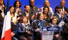 Josée Massi, maire sortante de Toulon et candidate à sa réélection sous l'étiquette "Toulon mon parti", lors d'un meeting électoral à Nîmes, le 3 mars 2026 dans le Var ( AFP / Elodie CLEMENT )