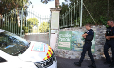 Des policiers devant l'entrée du musée Renoir à Cagnes-sur-Mer après le vol de quatre tableaux, le 8 septembre 2026 dans les Alpes-Maritimes ( AFP / Valery HACHE )