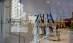 Le logo de Zara sur une fenêtre de l'un des magasins de l'entreprise à Madrid, en Espagne