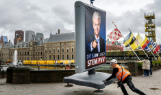 Un employé installe dans une rue un panneau électoral du chef néerlandais du Parti pour la liberté d'extrême droite (PVV) Geert Wilders pour les prochaines élections à la Chambre des représentants à La Haye, le 6 octobre 2025 ( ANP / Remko de Waal )