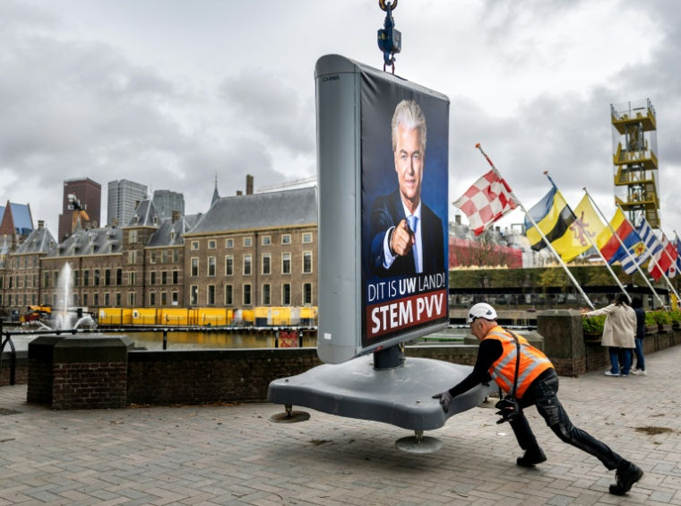 Un employé installe dans une rue un panneau électoral du chef néerlandais du Parti pour la liberté d'extrême droite (PVV) Geert Wilders pour les prochaines élections à la Chambre des représentants à La Haye, le 6 octobre 2025 ( ANP / Remko de Waal )