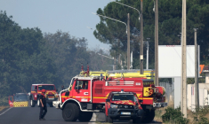 Des camions de pompiers sont stationnés près de l'aéroport de Bordeaux-Mérignac le 21 juillet 2026 ( AFP / ROMAIN PERROCHEAU )