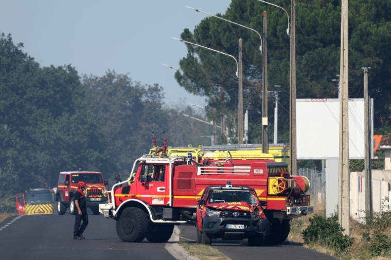 Des camions de pompiers sont stationnés près de l'aéroport de Bordeaux-Mérignac le 21 juillet 2026 ( AFP / ROMAIN PERROCHEAU )