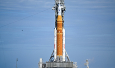 La fusée lunaire SLS et le vaisseau spatial Orion, intégrés pour la mission Artemis II, sur le pas de tir 39B du Centre spatial Kennedy à Cap Canaveral, en Floride, le 30 janvier 2026 ( AFP / Miguel J. Rodriguez Carrillo )