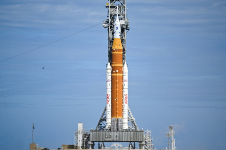 La fusée lunaire SLS et le vaisseau spatial Orion, intégrés pour la mission Artemis II, sur le pas de tir 39B du Centre spatial Kennedy à Cap Canaveral, en Floride, le 30 janvier 2026 ( AFP / Miguel J. Rodriguez Carrillo )