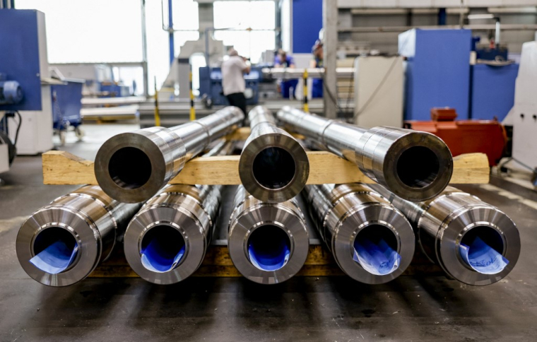 Des canons de chars Leopard, à l'usine Rheinmetall d'Unterluess, en juin 2023 (illustration) ( AFP / AXEL HEIMKEN )