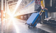 Le Pass Rail permet aux jeunes de moins de 27 ans de voyager en illimité à bord des trains régionaux pour 49 euros. ( crédit photo : Shutterstock )