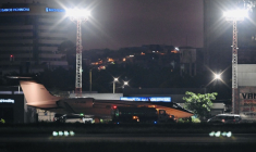 L'avion qui transporte le sénateur Flavio Bolsonaro et sa famille, à Guayaquil, en Equateur, le 28 octobre 2026 ( AFP / MARCOS PIN )