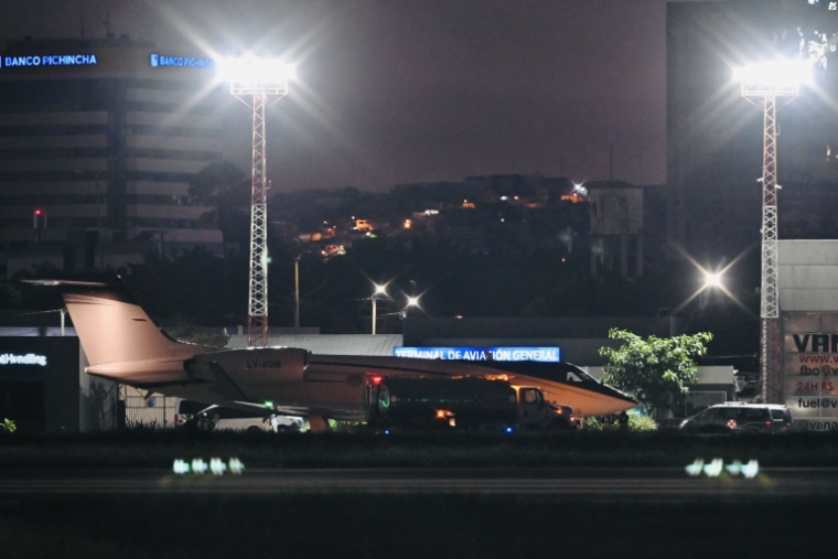 Un avion censé transporter Flavio Bolsonaro à l'aéroport de Guayaquil en Équateur, le 28 octobre 2026 ( AFP / MARCOS PIN )