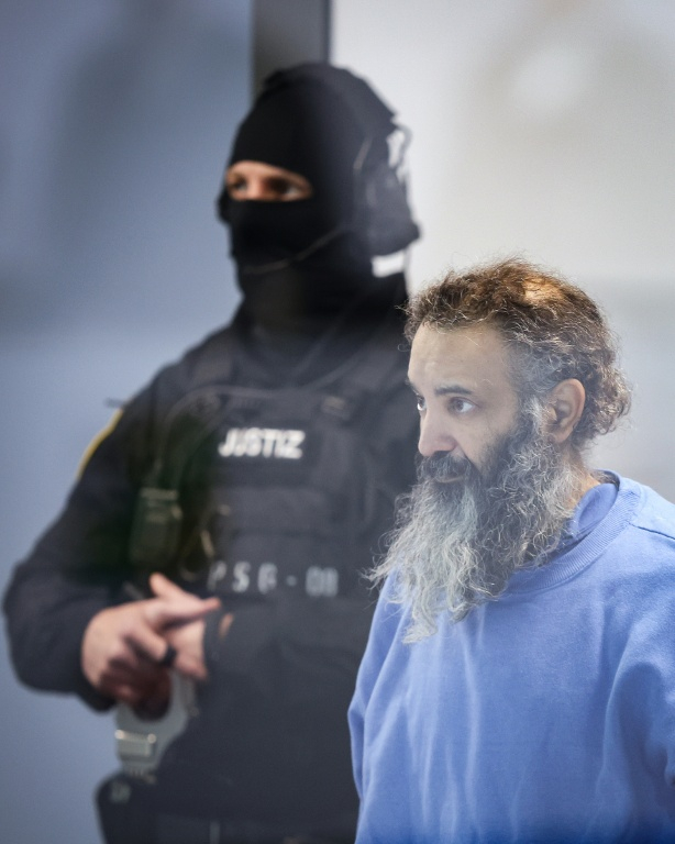 Le psychiatre saoudien Taleb Jawad al-Abdulmohsen dans un box en verre blindé, lors de son procès pour l'attaque meurtrière du marché de Noël de décembre 2024, dans la salle d'audience provisoire de Magdebourg, dans l'est de l'Allemagne, le 4 décembre 2025 ( AFP / RONNY HARTMANN )