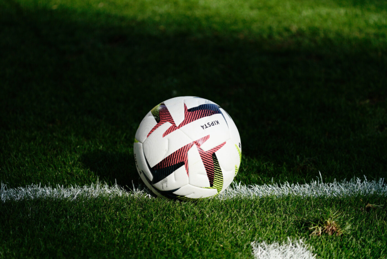 Au pays de Galles, il offre le maintien à son équipe d'un retourné acrobatique