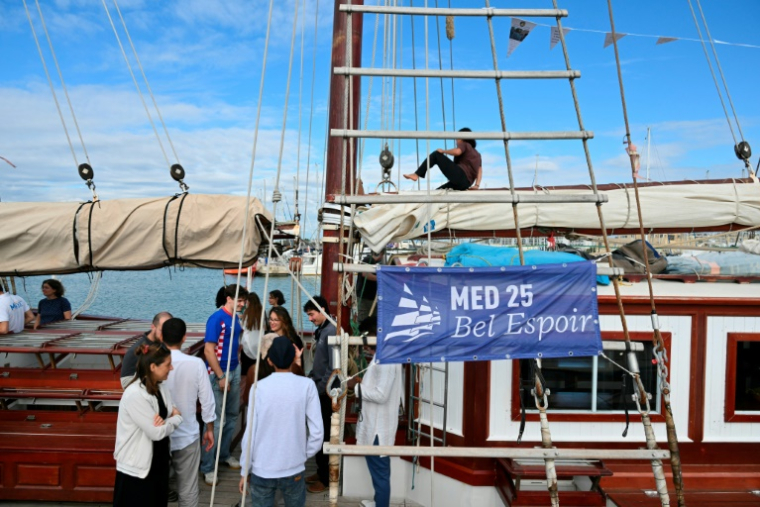 Le navire-école "MED 25 - Bel Espoir" se prépare à la visite du Pape Léon XIV le 17 octobre 2025 dans le port d'Ostia, près de Rome. ( AFP / Alberto PIZZOLI )