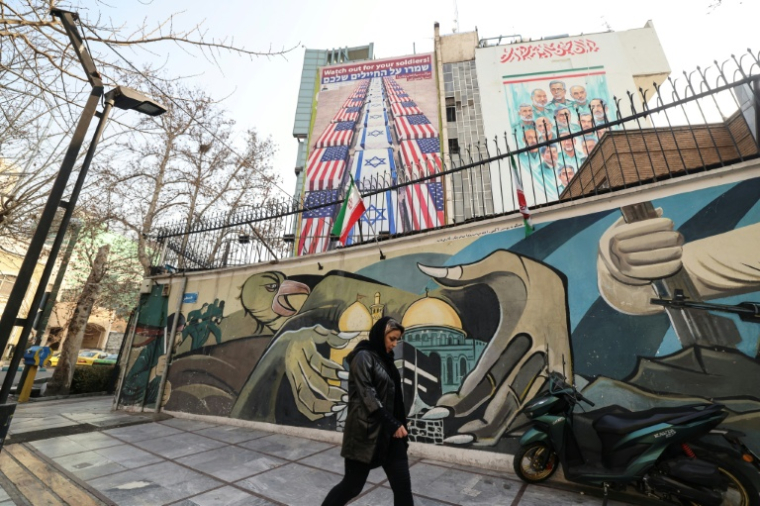 Drapeau anti-américain sur la place de la Palestine, à Téhéran le 27 janvier 2026 ( AFP / ATTA KENARE )