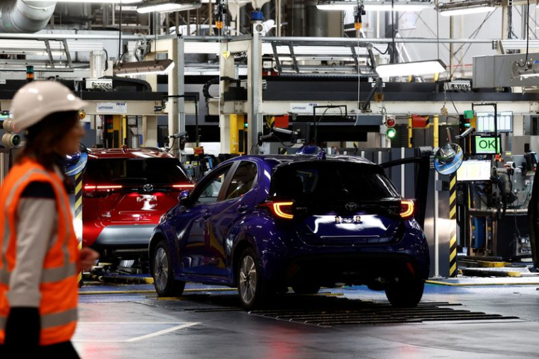 Des voitures Toyota Yaris Cross et Yaris 4 sont photographiées sur la chaîne de montage à l'usine Toyota à Onnaing