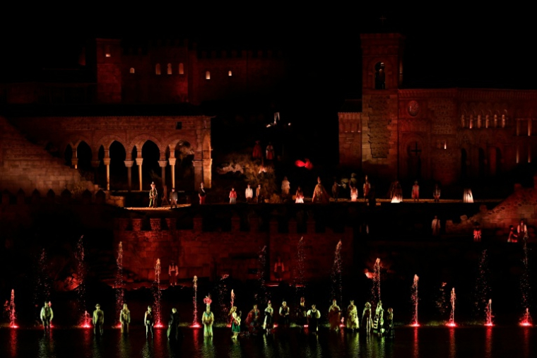 Des acteurs se produisent lors d'un spectacle pour l'ouverture du parc à thème historique Le Puy du Fou en Espagne, le 30 août 2019 à Tolède ( AFP / PIERRE-PHILIPPE MARCOU )
