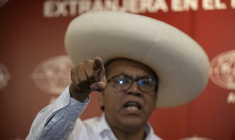 Le candidat à la présidentielle péruvienne Roberto Sánchez, du parti Juntos por el Perú, s'exprime lors d'une conférence de presse organisée par l'Association de la presse étrangère du Pérou à Lima, le 30 avril 2026 ( AFP / Ernesto BENAVIDES )