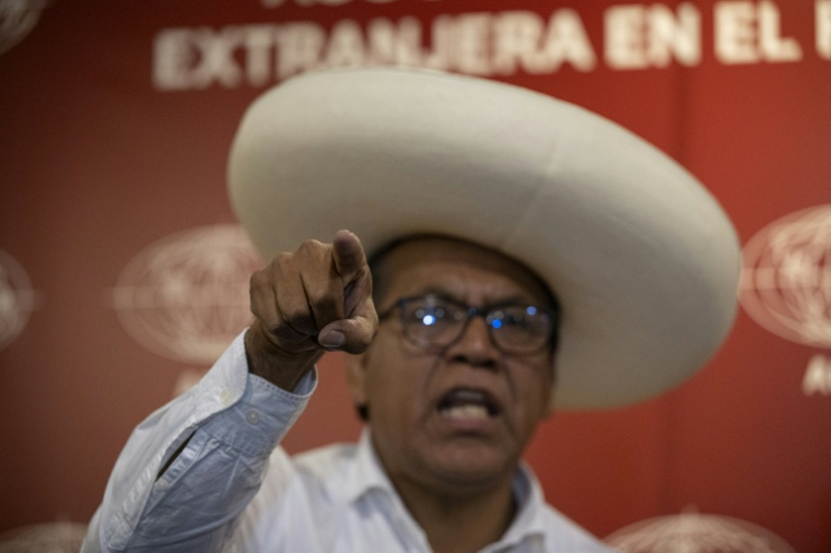 Le candidat à la présidentielle péruvienne Roberto Sánchez, du parti Juntos por el Perú, s'exprime lors d'une conférence de presse organisée par l'Association de la presse étrangère du Pérou à Lima, le 30 avril 2026 ( AFP / Ernesto BENAVIDES )