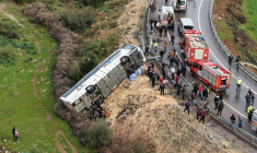 Photo prise et distribuée le 1er février 2026 par l'agence turque DHA montrant un plan aérien de l'accident de bus mortel à Antalya, grande ville touristique située dans le sud de la Turquie ( DHA (Demiroren News Agency) / Handout )