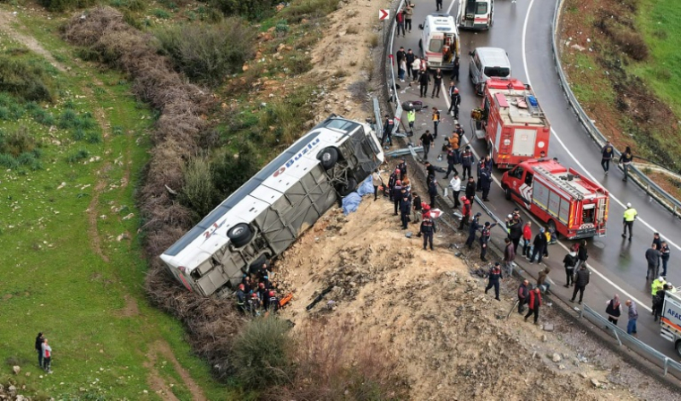 Photo prise et distribuée le 1er février 2026 par l'agence turque DHA montrant un plan aérien de l'accident de bus mortel à Antalya, grande ville touristique située dans le sud de la Turquie ( DHA (Demiroren News Agency) / Handout )