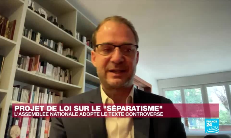 La loi contre le séparatisme adoptée "sans encombre" dans la majorité