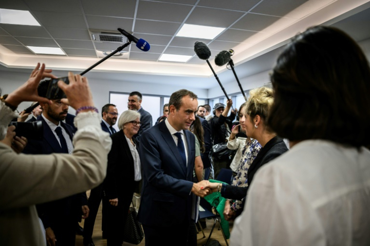 Le nouveau Premier ministre Sébastien Lecornu et la ministre du Travail et de la Santé Catherine Vautrin(G) visitent le centre de santé départemental de Mâcon, le 13 septembre 2025 ( AFP / JEFF PACHOUD )