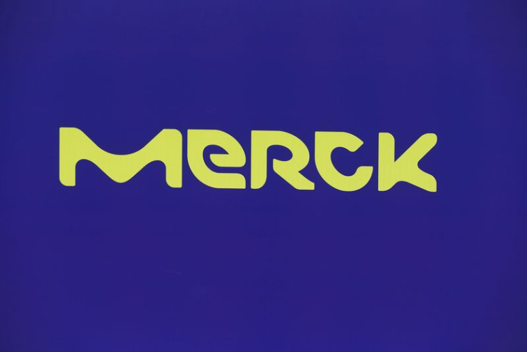 Lle logo du groupe pharmaceutique et chimique allemand Merck