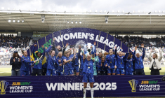 Sonia Bompastor remporte son premier trophée avec Chelsea