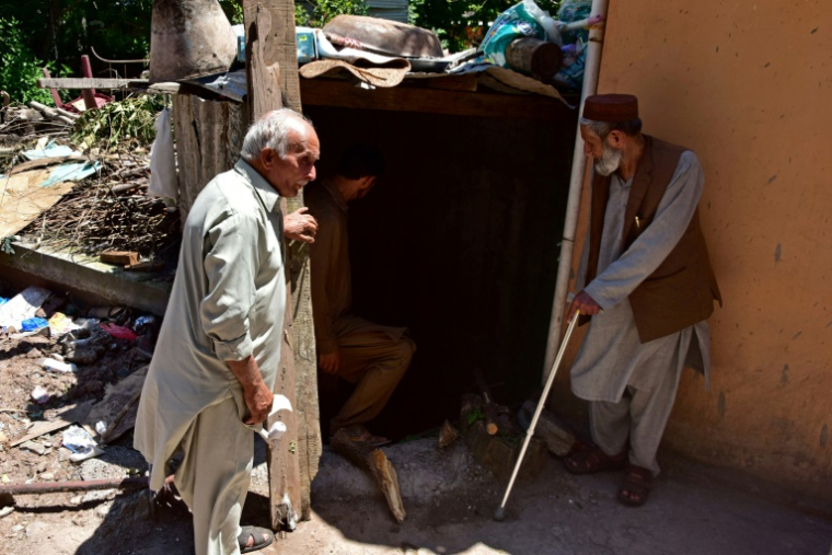 Des habitants nettoient et préparent un bunker souterrain près de leurs maisons dans le village de Chakothi, au Cachemire sous administration pakistanaise, près de la ligne de contrôle (LoC), le 27 avril 2025 ( AFP / Sajjad QAYYUM )