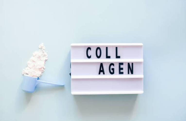 Le collagène existe aussi sous forme de crèmes, de sérums, mais aussi de compléments alimentaires. ( crédit photo : Getty Images )