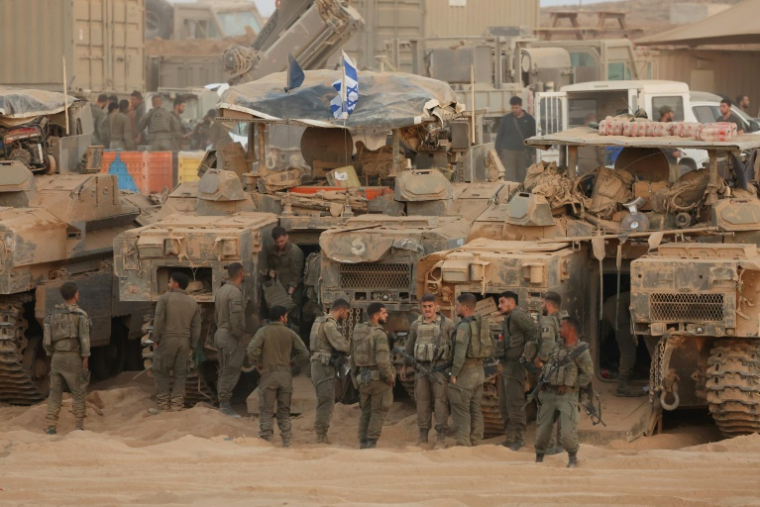 Les troupes israéliennes se rassemblent à un poste situé à laq la barrière frontalière entre Israël et l bande de Gaza, le 10 octobre 2025 ( AFP / Jack GUEZ )