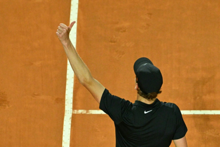 L'Italien Jannik Sinner, numéro un mondial, salue le public après sa victoire en demi-finale du Masters 1000 de Rome, le 16 mai 2025 ( AFP / Andreas SOLARO )