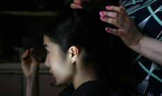 La danseuse de ballet japonaise, Harouka Takemi, 20 ans, dans les coulisses de l'opéra de Nijni-Novgorod, le 17 mai 2026 ( AFP / Igor IVANKO )