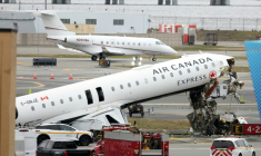 Un avion est immobilisé sur la piste après être entré en collision avec un véhicule de secours de l'autorité portuaire, à l'aéroport LaGuardia de New York, le 23 mars 2026 ( AFP / TIMOTHY A. CLARY )