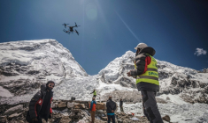 Photo, prise le 11 mai 2025 et diffusée par Airlift Technology, montrant l'utilisation d'un drone gros porteur pour nettoyer les détritus au camp de base de l'Everest, au Népal ( Airlift Technology / - )