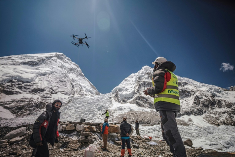 Photo, prise le 11 mai 2025 et diffusée par Airlift Technology, montrant l'utilisation d'un drone gros porteur pour nettoyer les détritus au camp de base de l'Everest, au Népal ( Airlift Technology / - )