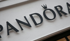 Une enseigne d'une boutique Pandora