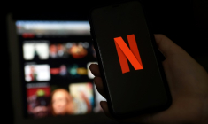 Les abonnés de Netflix en France pourront regarder les chaînes de TF1 et les contenus de TF1+ sur la plateforme américaine à compter de l'été 2026, en vertu d'un partenariat inédit entre le géant du streaming et le groupe audiovisuel français ( AFP / Olivier DOULIERY )
