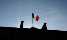 Un drapeau français au palais de l'Élysée à Paris