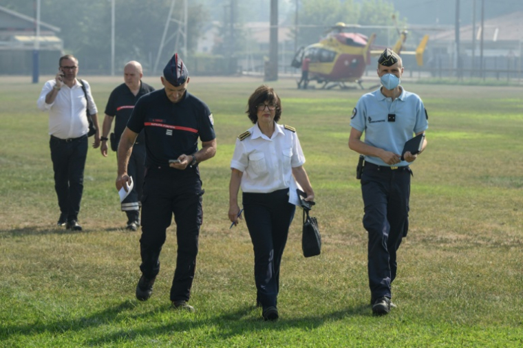 La préfète de Gironde, Sophie Brocas (C), arrive à   Lege-Cap-Ferret, le 28 juillet 2026 ( AFP / Ed JONES )