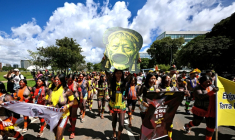 Indigenous people carry an image of leader Raoni Metuktire as they march to the Congress building during the annual Indigenous gathering Acampamento Terra Livre (ATL) in Brasilia on April 7, 2026. Around 7,000 indigenous people from several ethnic groups take part in the week-long protest to demand land rights, justice, and equal treatment. ( AFP / Evaristo Sa )