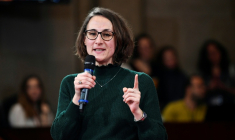 Claire Thoury lors de la convention citoyenne pour al fin de vie, au Conseil economique, social et environnemental (CESE) à Paris, le 2 avril 2023 ( AFP / JULIEN DE ROSA )