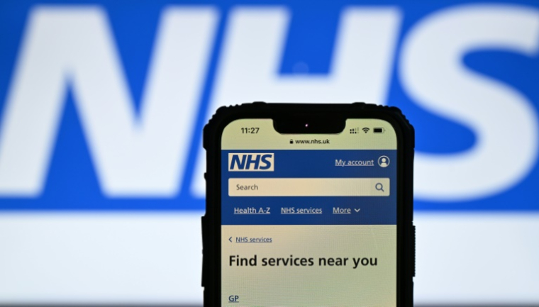 Au-delà des services de maternité, le système public de santé britannique, le NHS, est en crise depuis de nombreuses années, conséquence d'un sous-investissement chronique et plus récemment de la pandémie de Covid-19 ( AFP / JUSTIN TALLIS )