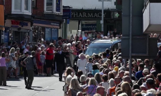 Au Pays de Galles, des milliers de fans accompagnent le cercueil de la chanteuse Bonnie Tyler