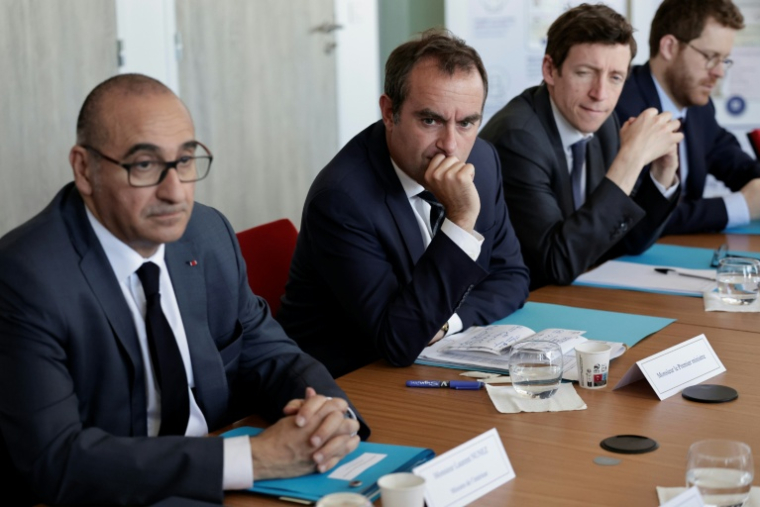 (g-d) Le ministre de l'Intérieur, Laurent Núñez, le Premier ministre, Sébastien Lecornu, le ministre de l'Éducation nationale, Édouard Geffray, et le secrétaire d'État aux Comptes publics, David Amiel, visitent le siège de l'Agence nationale des titres sécurisés (ANTS) à Paris, le 30 avril 2026 ( AFP / STEPHANE DE SAKUTIN )