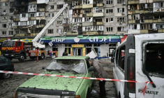 Un habitant inspecte une voiture endommagée devant un immeuble résidentiel touché à la suite d’une attaque aérienne à Kiev, le 29 novembre 2025 ( AFP / Genya SAVILOV )