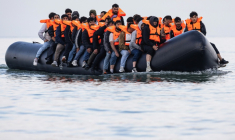Un bateau clandestin transporte des migrants qui souhaitent traverser la Manche pour gagner l'Angleterre, au large de Gravelines, dans le nord de la France, le 12 août 2025 ( AFP / Sameer Al-DOUMY )