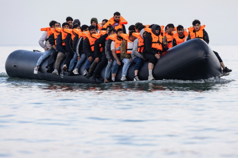 Un bateau clandestin transporte des migrants qui souhaitent traverser la Manche pour gagner l'Angleterre, au large de Gravelines, dans le nord de la France, le 12 août 2025 ( AFP / Sameer Al-DOUMY )
